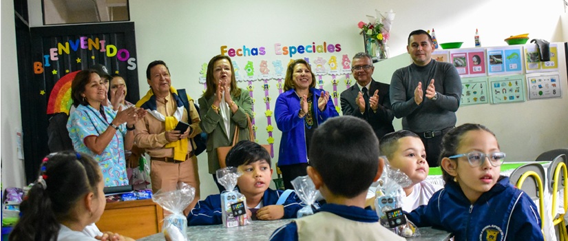 1.080 estudiantes de 24 municipios de Caldas se benefician con escritorios y sillas elaborados con material reciclable