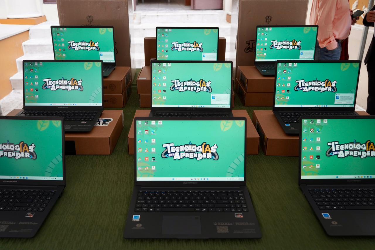 ENTREGA COMPUTADORES EN GOBERNACION 16