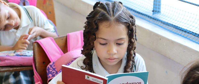 Estudiantes de primaria de Caldas mejoran su fluidez y comprensión de lectura gracias al programa Aprendamos Todos a Leer
